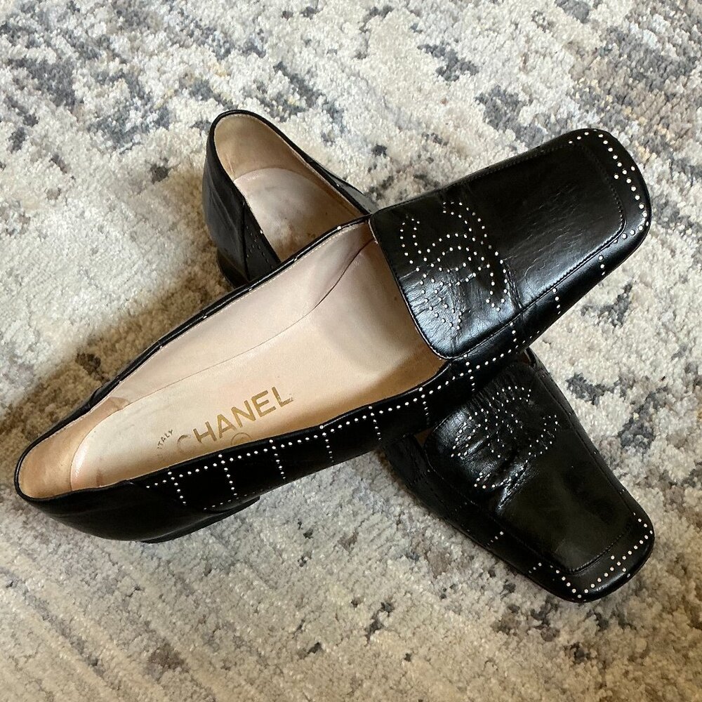 CHANEL Vintage Black Flats with White Detailing size 39